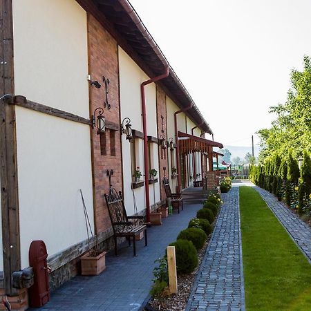 Country Court Bed & Breakfast Curteni Bagian luar foto