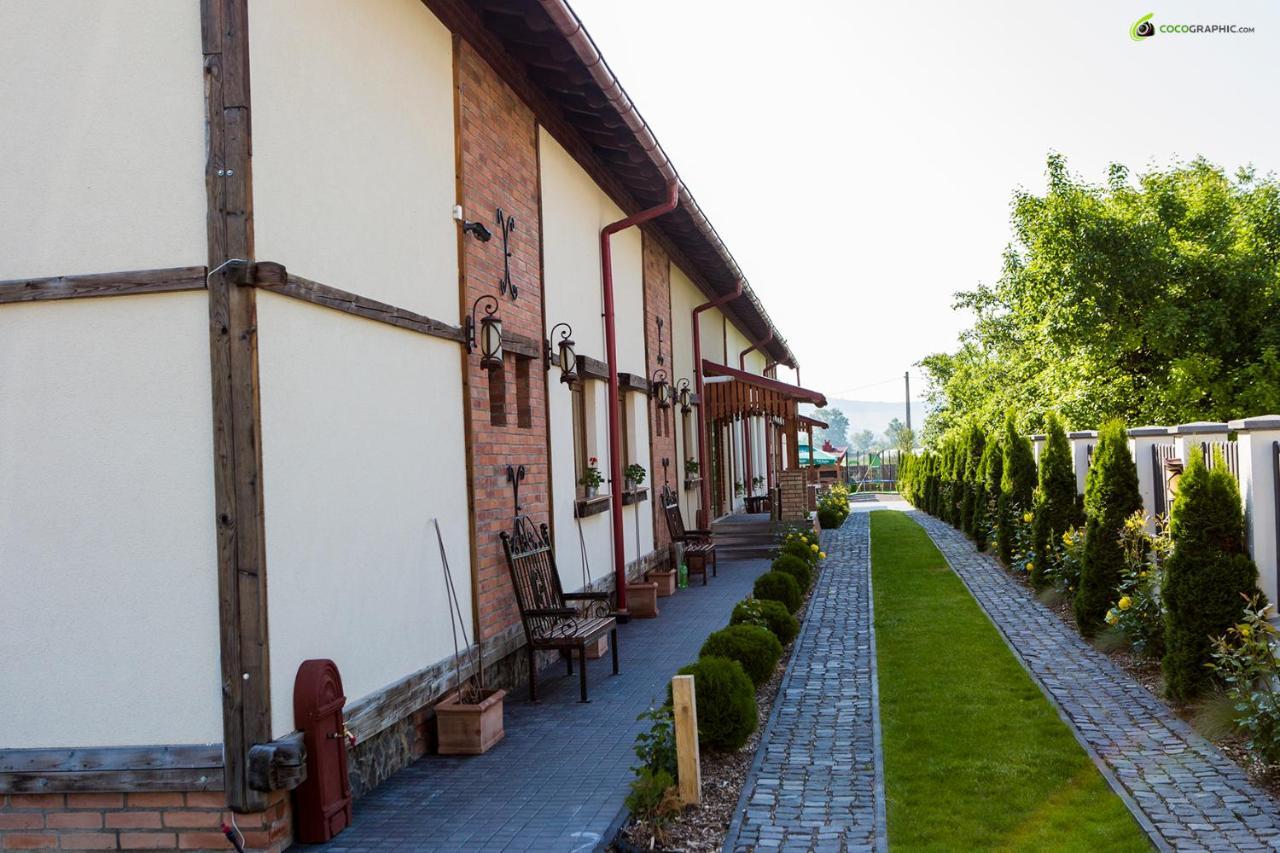 Country Court Bed & Breakfast Curteni Bagian luar foto