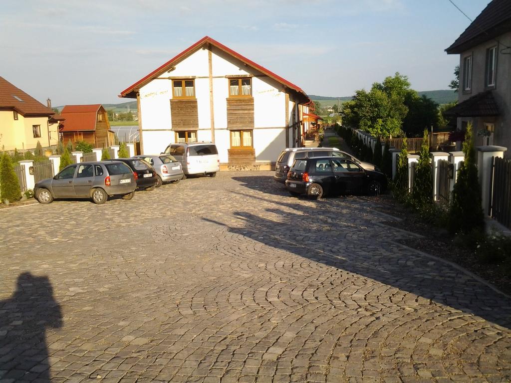Country Court Bed & Breakfast Curteni Bagian luar foto