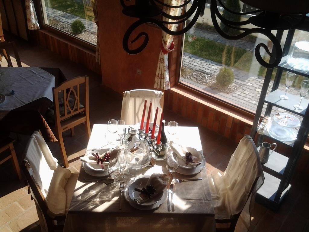 Country Court Bed & Breakfast Curteni Bagian luar foto