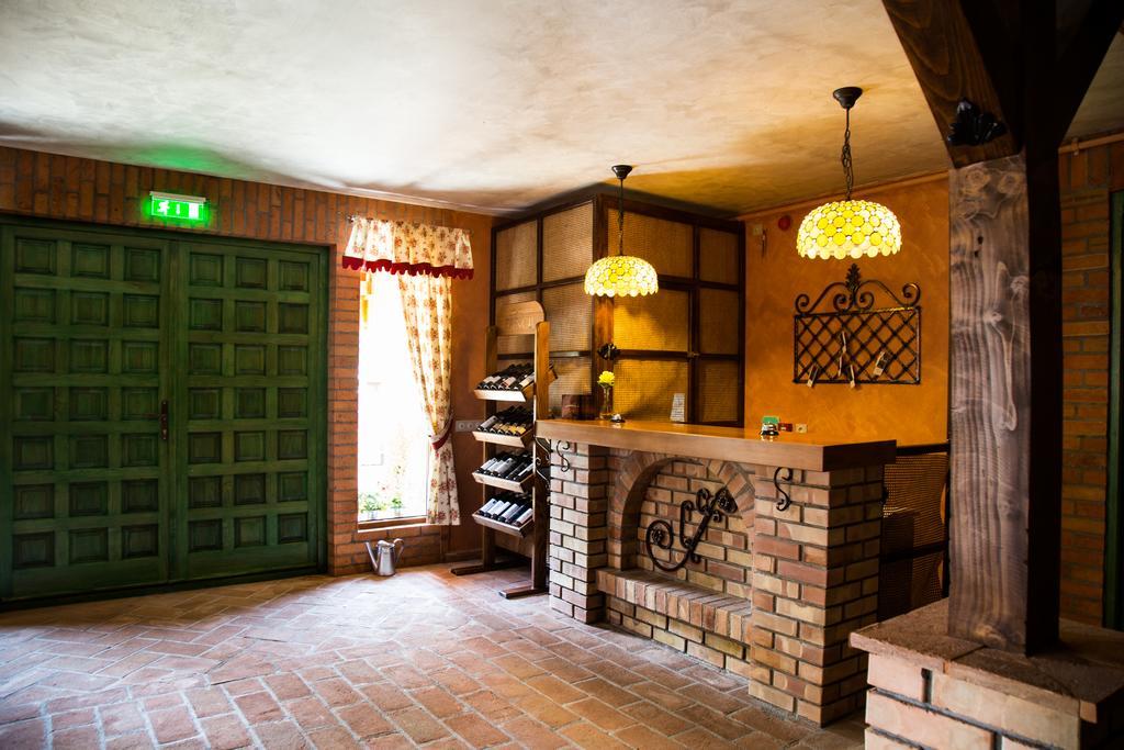 Country Court Bed & Breakfast Curteni Bagian luar foto