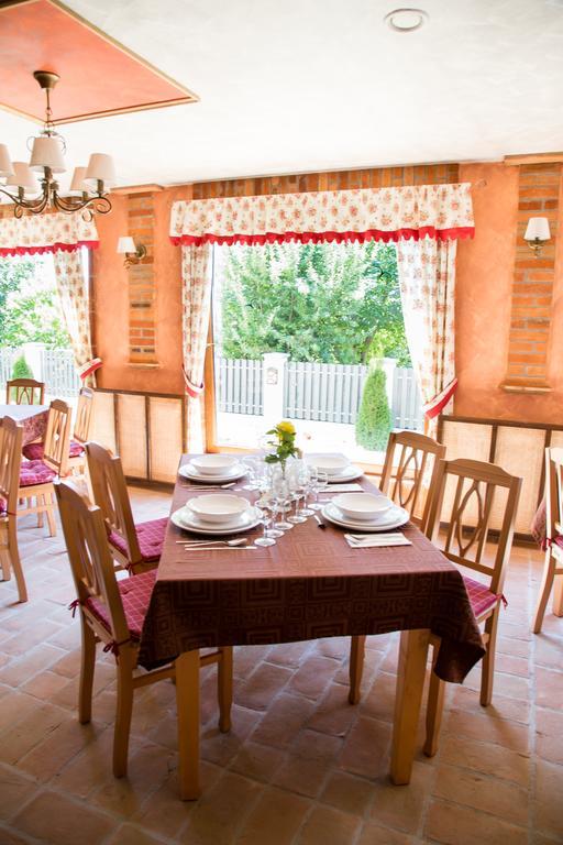 Country Court Bed & Breakfast Curteni Bagian luar foto