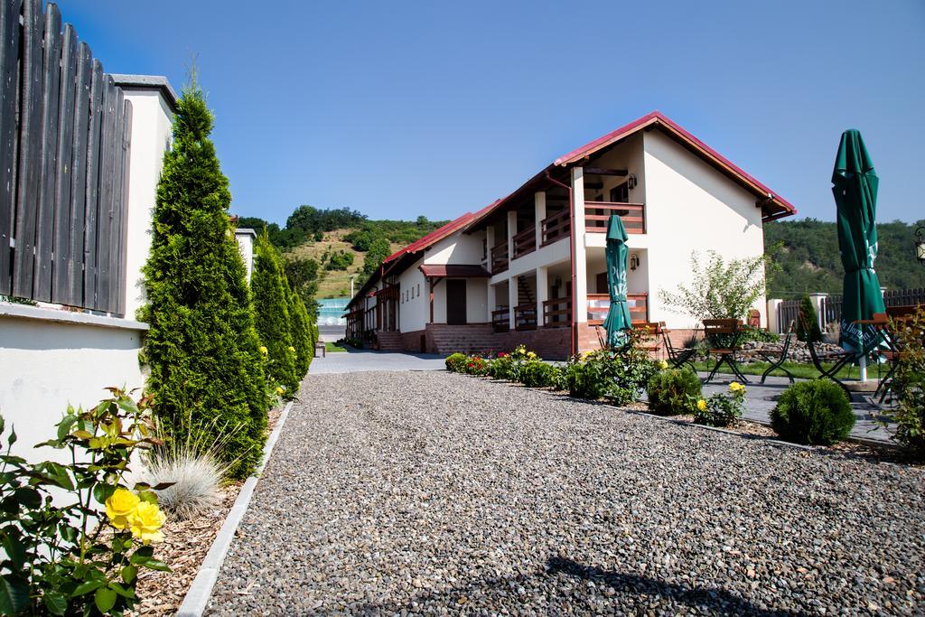 Country Court Bed & Breakfast Curteni Bagian luar foto