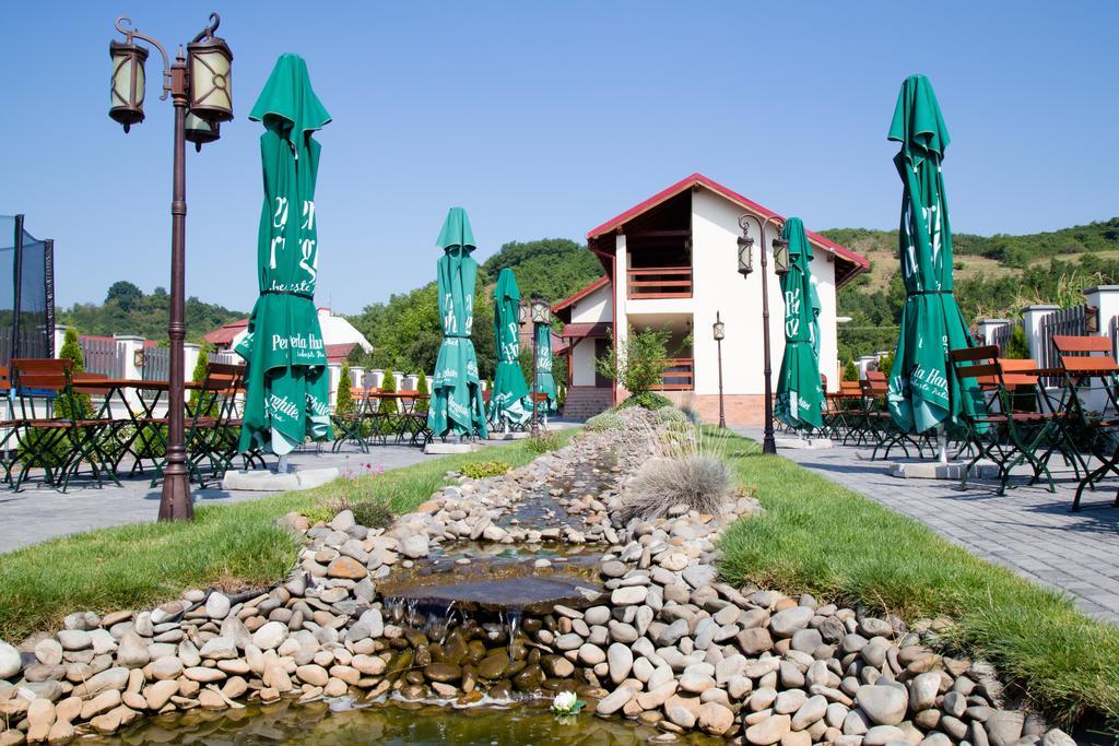 Country Court Bed & Breakfast Curteni Bagian luar foto