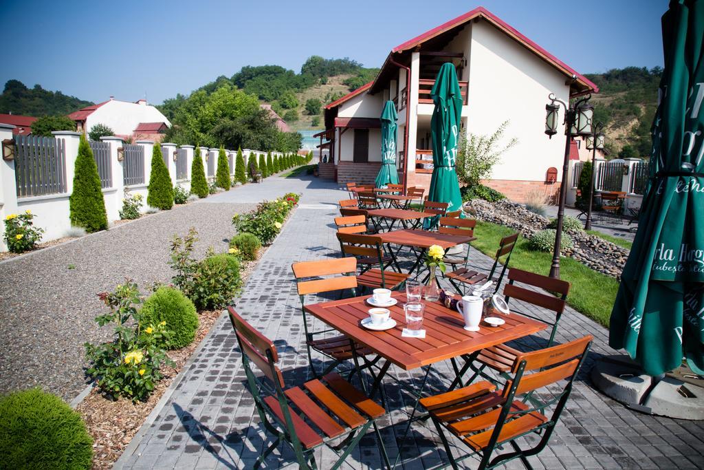 Country Court Bed & Breakfast Curteni Bagian luar foto