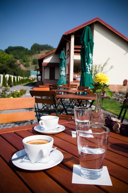 Country Court Bed & Breakfast Curteni Bagian luar foto