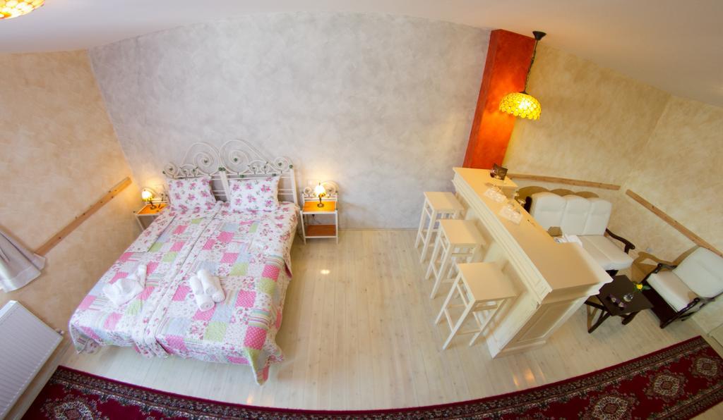 Country Court Bed & Breakfast Curteni Bagian luar foto