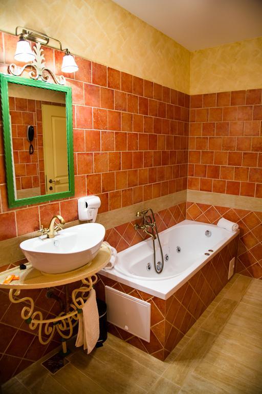 Country Court Bed & Breakfast Curteni Bagian luar foto