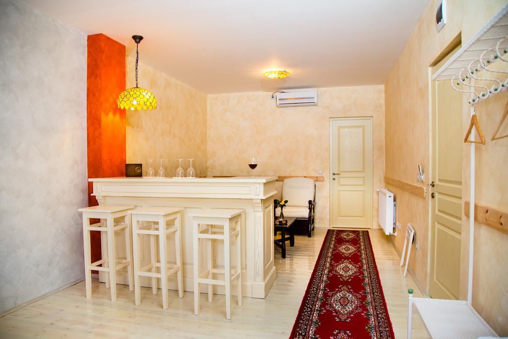 Country Court Bed & Breakfast Curteni Bagian luar foto