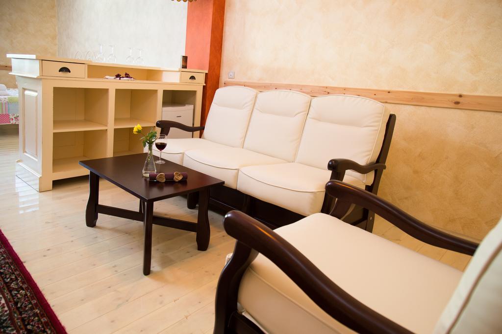 Country Court Bed & Breakfast Curteni Bagian luar foto
