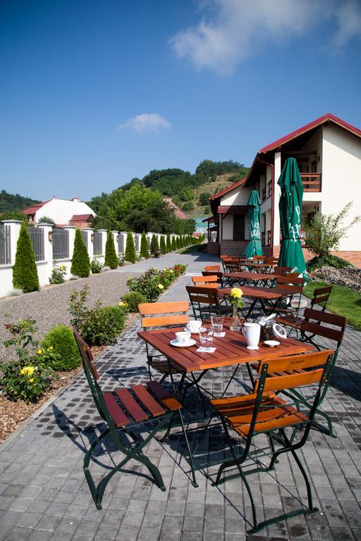 Country Court Bed & Breakfast Curteni Bagian luar foto