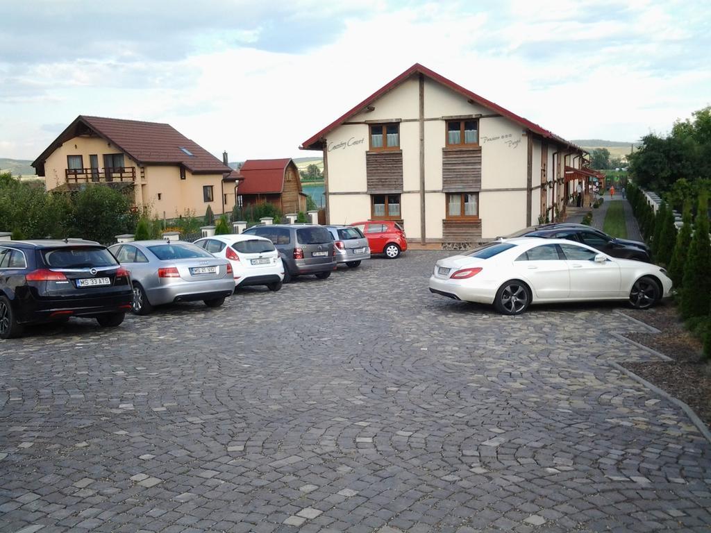 Country Court Bed & Breakfast Curteni Bagian luar foto
