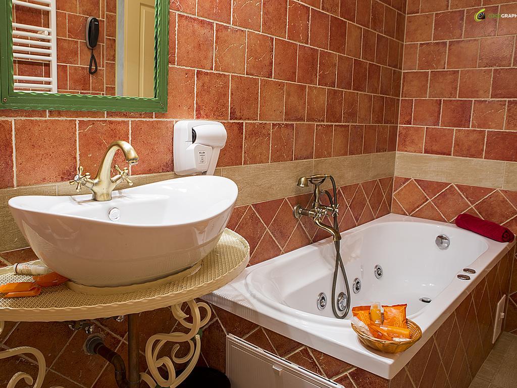 Country Court Bed & Breakfast Curteni Bagian luar foto