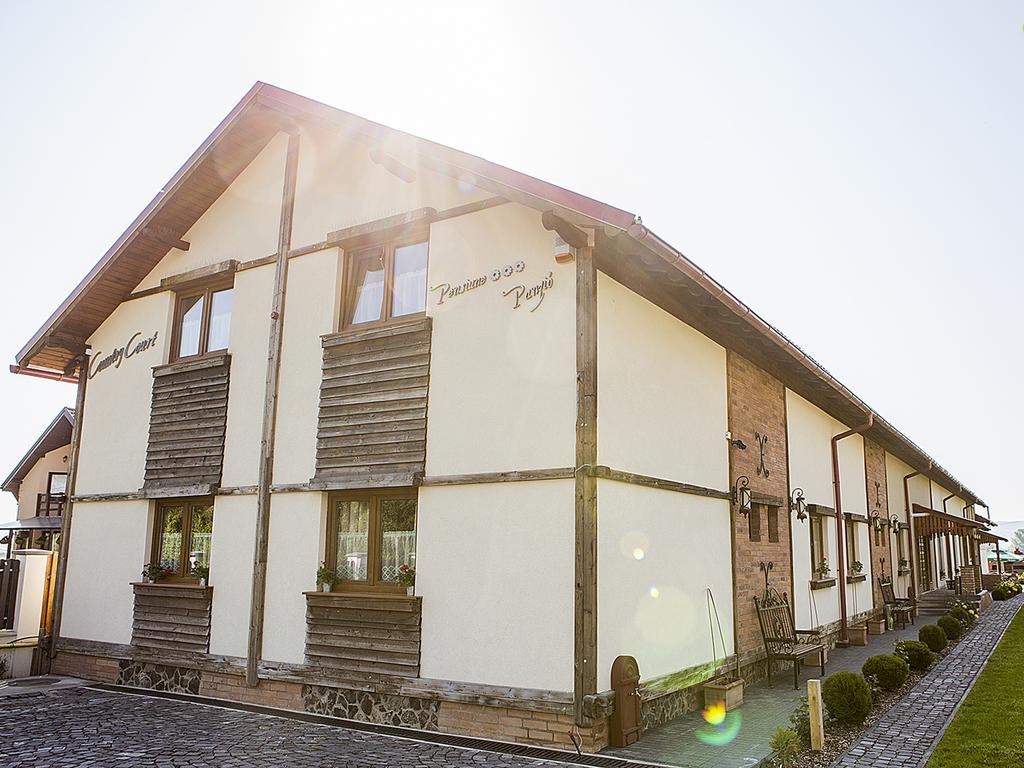 Country Court Bed & Breakfast Curteni Bagian luar foto