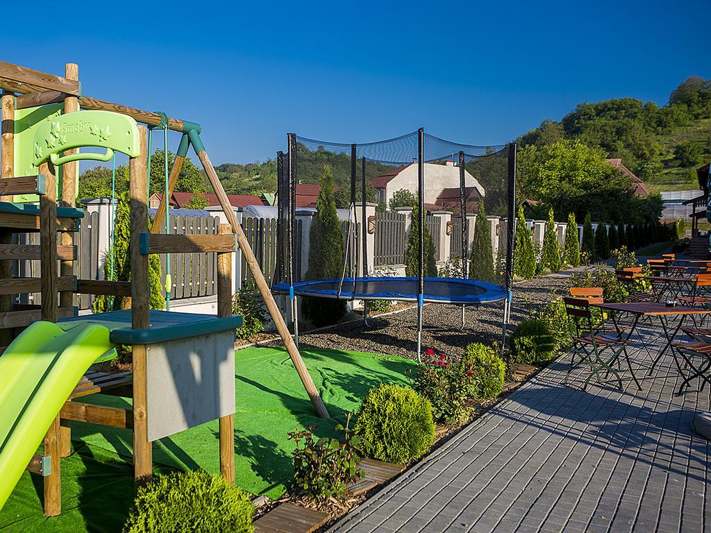 Country Court Bed & Breakfast Curteni Bagian luar foto