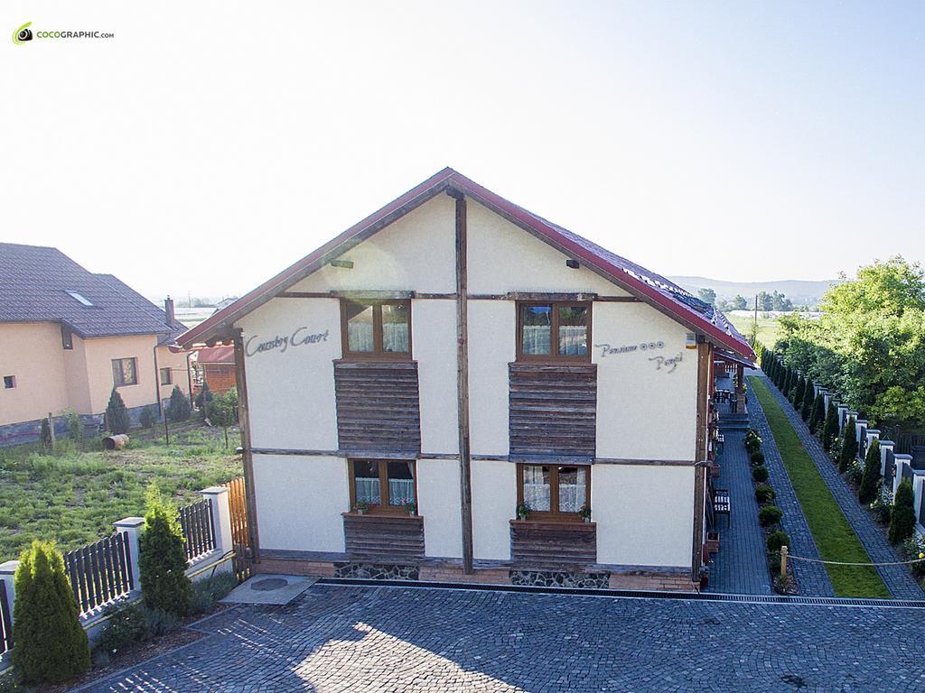 Country Court Bed & Breakfast Curteni Bagian luar foto