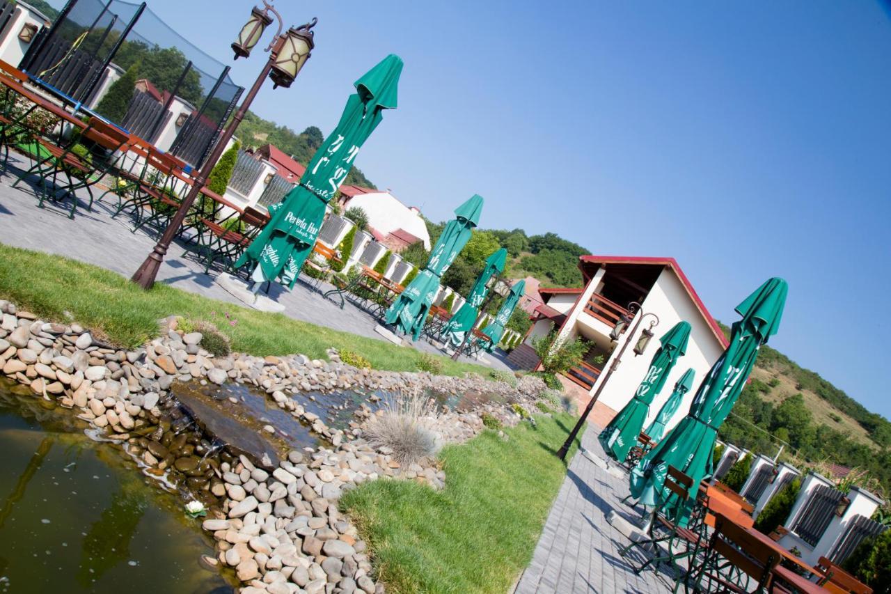 Country Court Bed & Breakfast Curteni Bagian luar foto